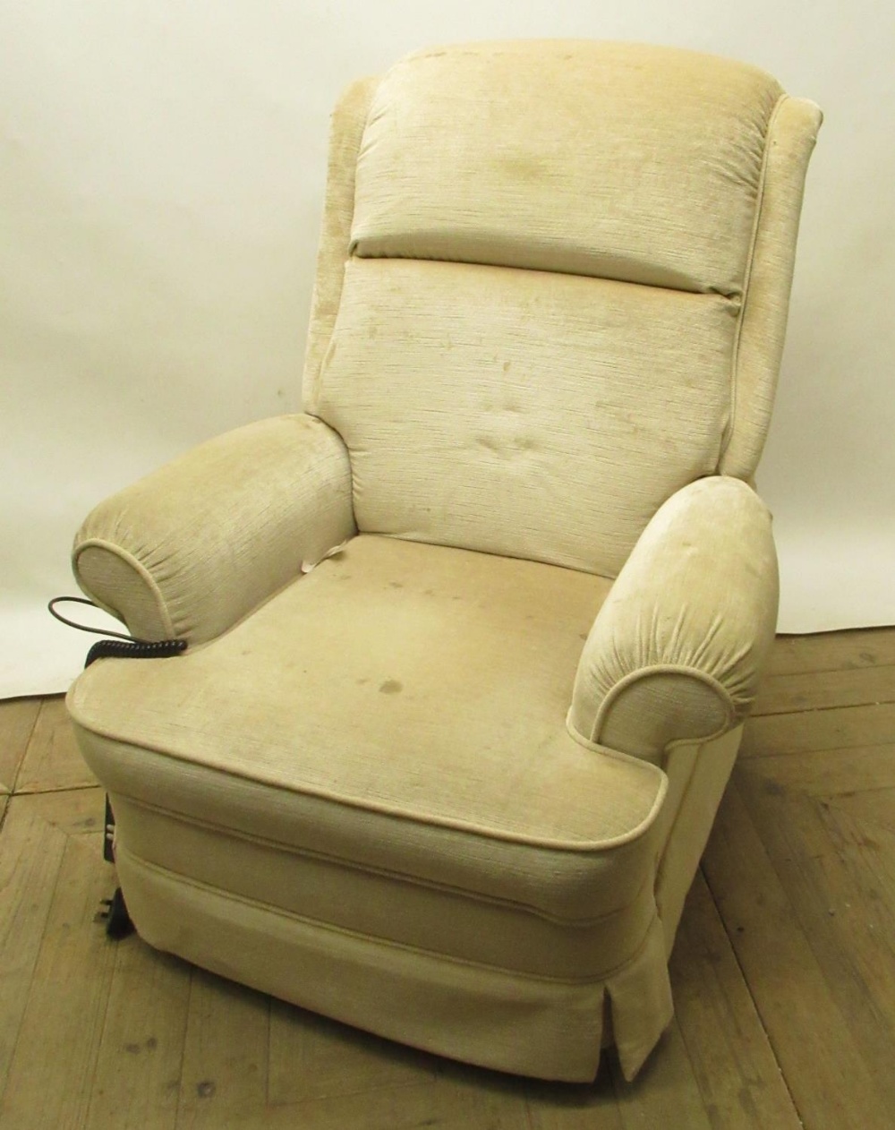 Parker Knoll electric reclining chair, upholstered in beige dralon