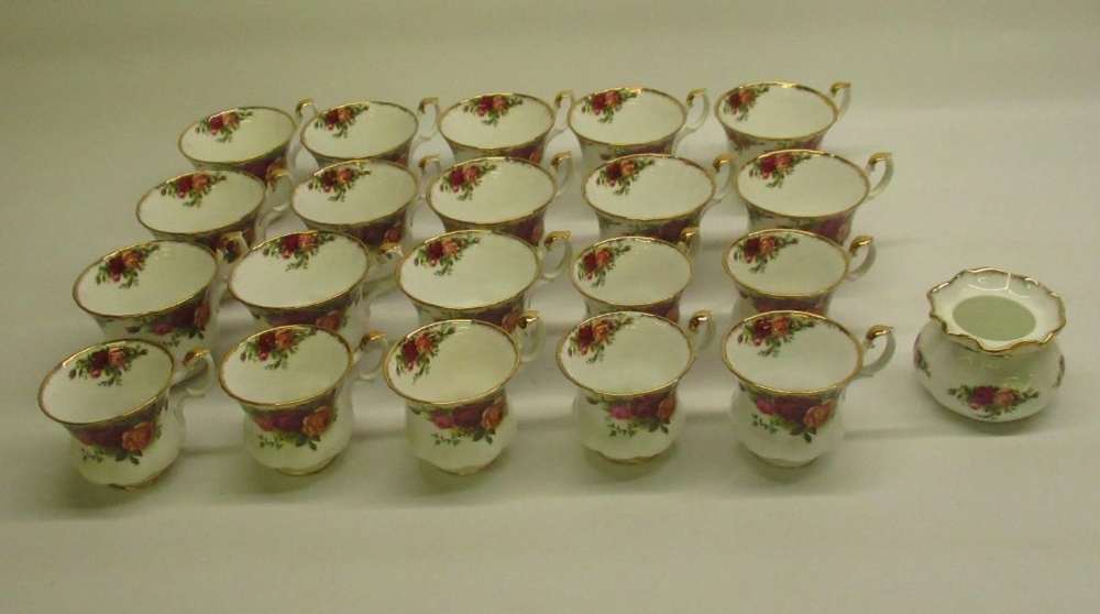 Large collection of Royal Albert Country Roses pattern tableware incl. cups, saucers, tureens, gravy - Image 4 of 6