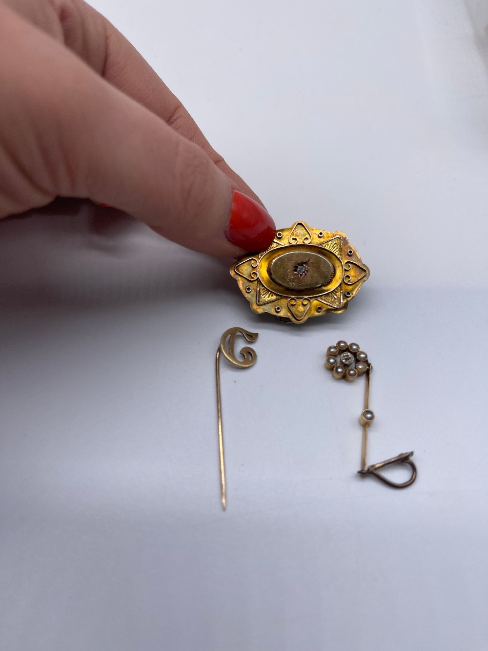 9ct yellow gold pin with 'C' initial decoration, stamped 375, a yellow metal clip set with seed - Image 2 of 2