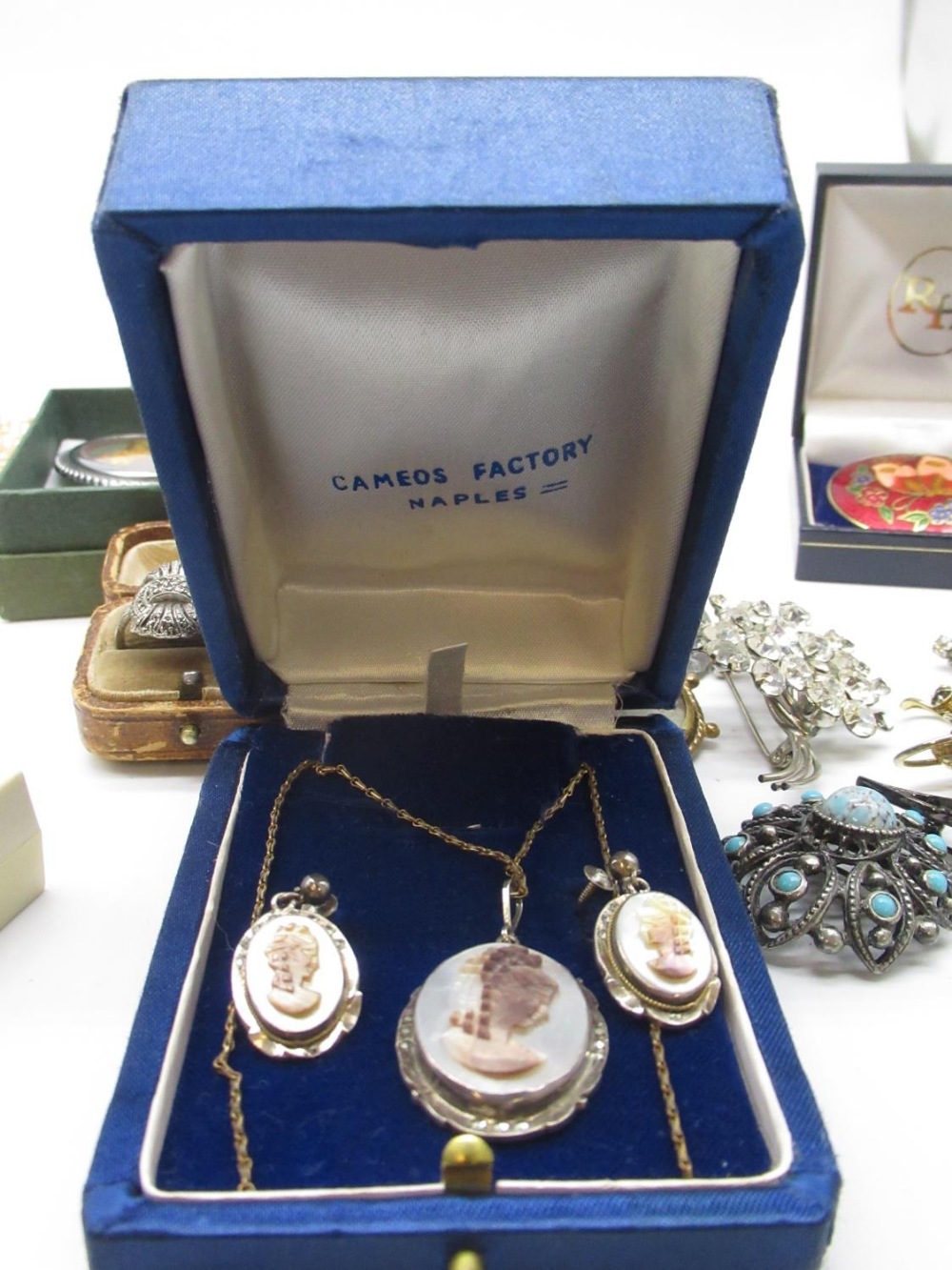 Large collection of mid C20th and later costume jewellery including clip on earrings, brooches, a - Image 2 of 4