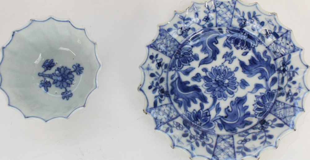 C18th Chinese export porcelain custard cup and cover decorated in underglaze blue Willow pattern, - Image 8 of 12