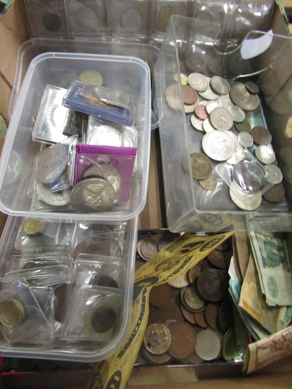 Mixed Great British and world coinage including Uk decimal and pre-decimal coins, a reproduction 186