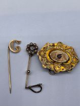 9ct yellow gold pin with 'C' initial decoration, stamped 375, a yellow metal clip set with seed