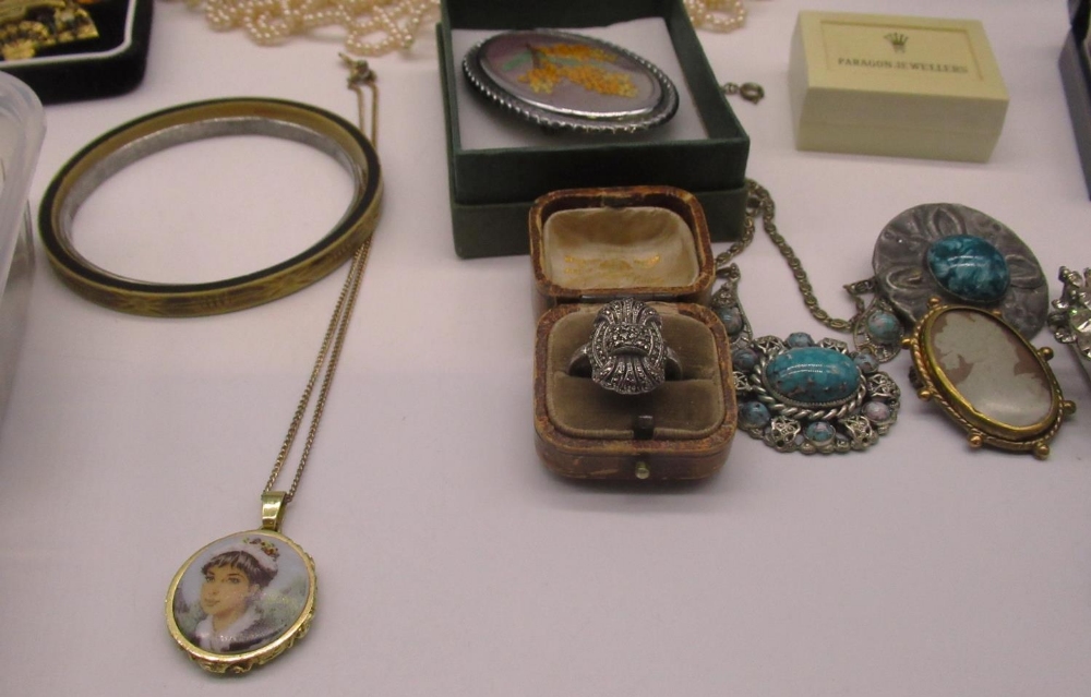 Large collection of mid C20th and later costume jewellery including clip on earrings, brooches, a - Image 3 of 4