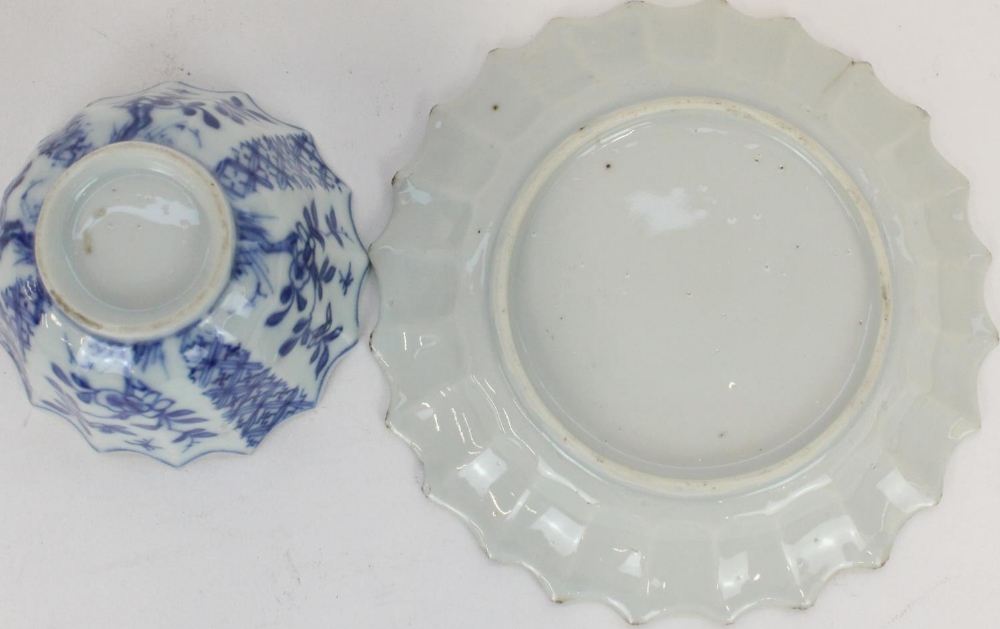 C18th Chinese export porcelain custard cup and cover decorated in underglaze blue Willow pattern, - Image 11 of 12