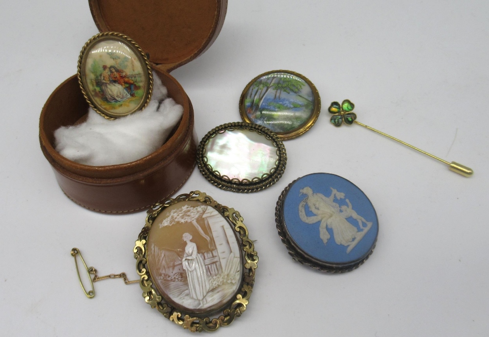 Early C20th cameo pendant depicting female in rural landscape, on yellow metal mount, and a