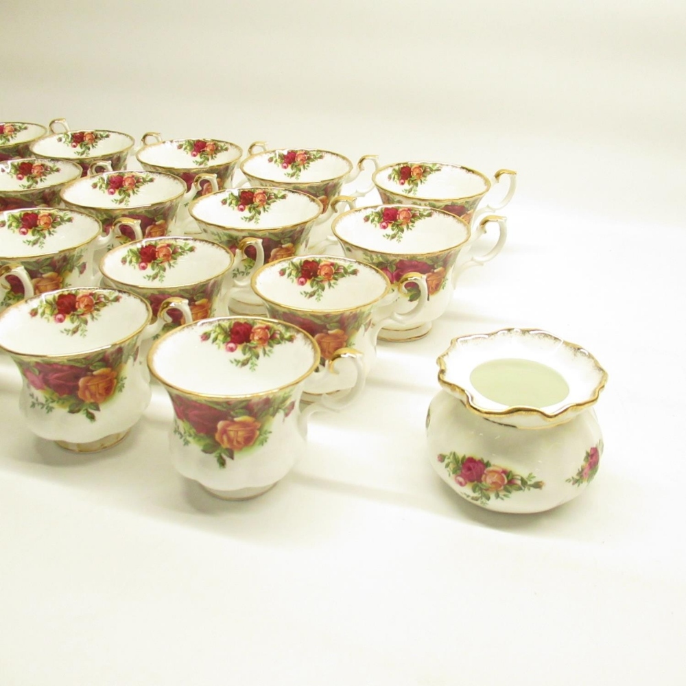 Large collection of Royal Albert Country Roses pattern tableware incl. cups, saucers, tureens, gravy - Image 6 of 6