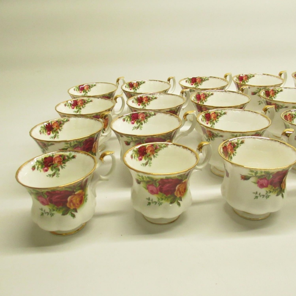 Large collection of Royal Albert Country Roses pattern tableware incl. cups, saucers, tureens, gravy - Image 5 of 6