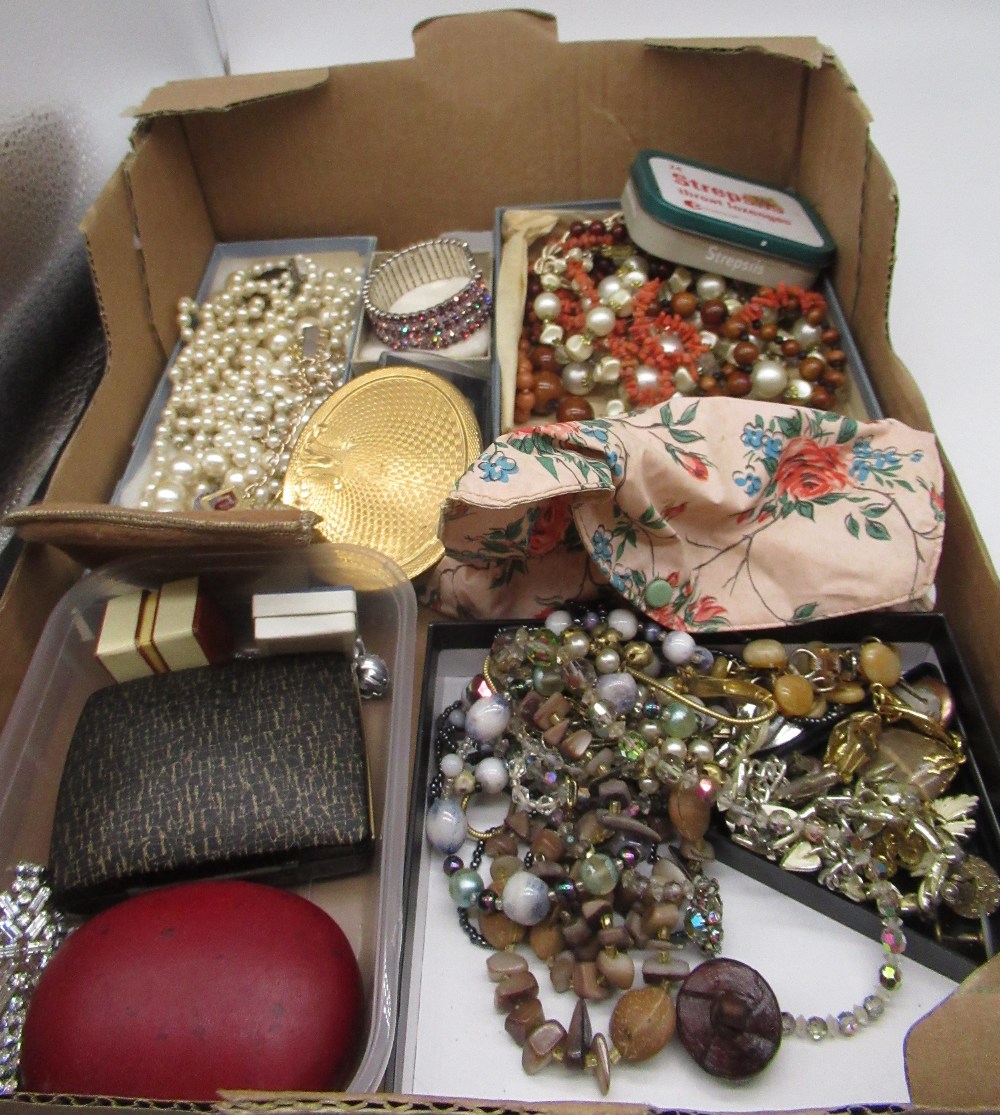 Collection of costume jewellery including synthetic pearls, cufflinks, necklaces, bracelets etc. - Image 2 of 4