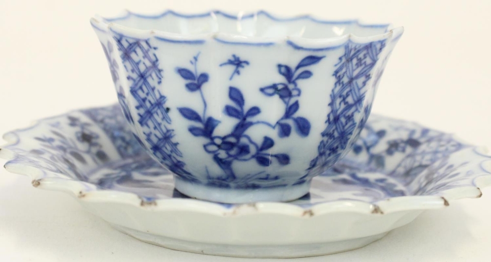 C18th Chinese export porcelain custard cup and cover decorated in underglaze blue Willow pattern, - Image 6 of 12