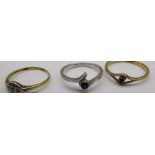 18ct yellow gold ring set with black stone, size Q, 2.0g, a yellow metal ring with circular face set