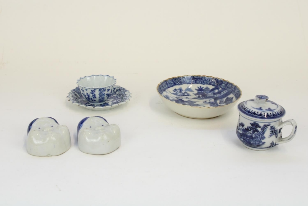 C18th Chinese export porcelain custard cup and cover decorated in underglaze blue Willow pattern,