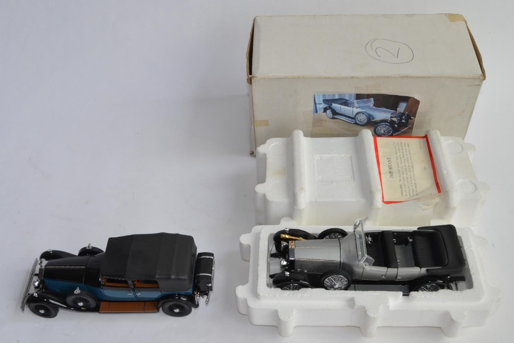 2 Franklin Mint 1/24 die-cast car models: A boxed 1925 Rolls Royce Silver Ghost (no paperwork),