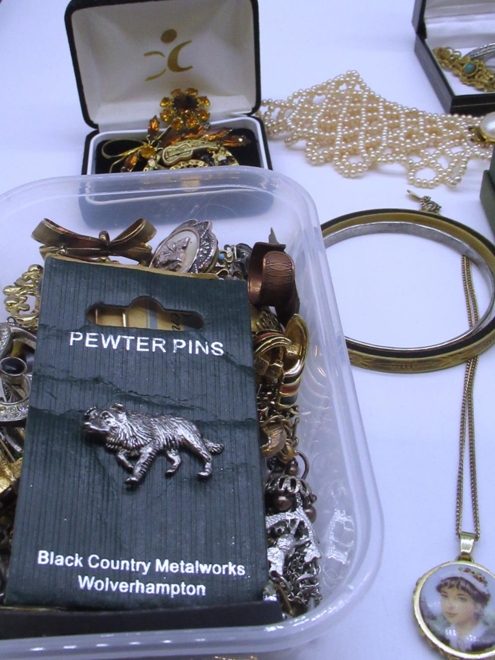 Large collection of mid C20th and later costume jewellery including clip on earrings, brooches, a - Image 4 of 4