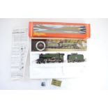 Hornby R.060 OO gauge BR Class B17 4-6-0 "Leeds United" locomotive and tender, complete with