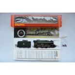 Boxed Hornby BR Class B17 4-6-0 "Leeds United" OO gauge electric locomotive and tender, with figures