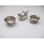 Ed. VII hallmarked silver mustard pot with hinged lid, on four squat feet, lacking liner, by