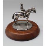 Edw.VII hallmarked silver model of a racehorse with jockey up, on circular base and wooden plinth