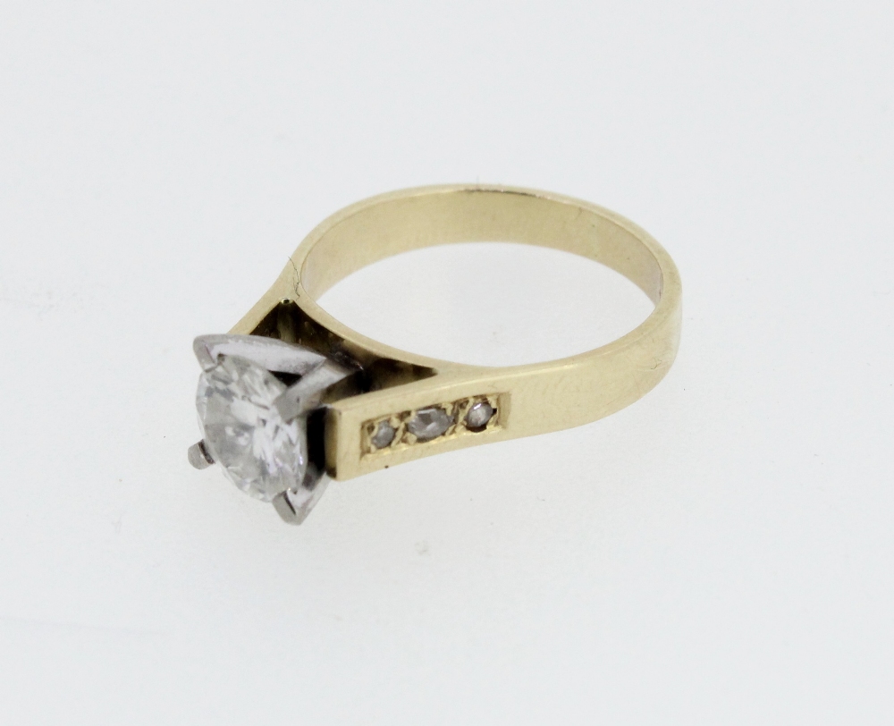 18ct yellow gold diamond solitaire ring, the round cut diamond in a white gold Tiffany style - Image 2 of 4