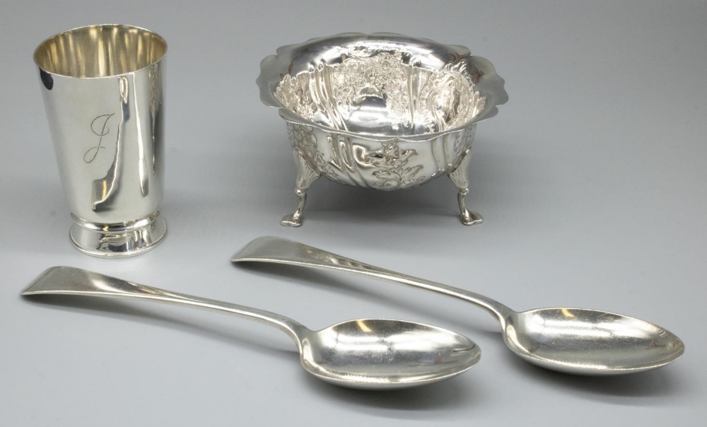 Edw.VII hallmarked silver circular sugar bowl with waived rim and repousse body on tree shell cast