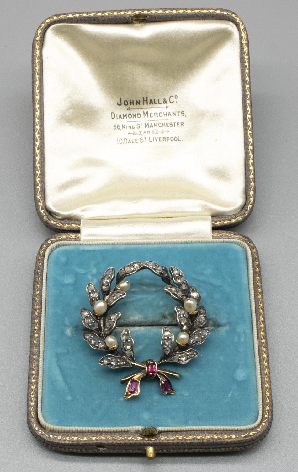 Yellow and white metal brooch in the form of a wreath set with diamonds and pearls, with ruby set - Image 3 of 3