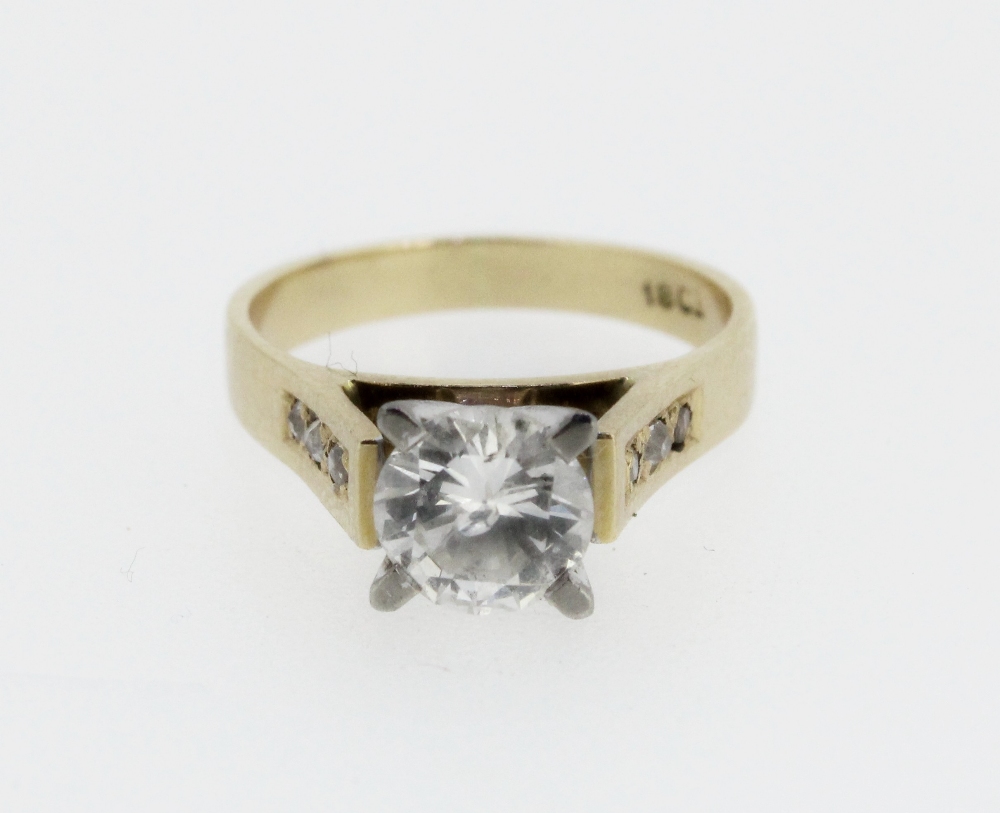 18ct yellow gold diamond solitaire ring, the round cut diamond in a white gold Tiffany style