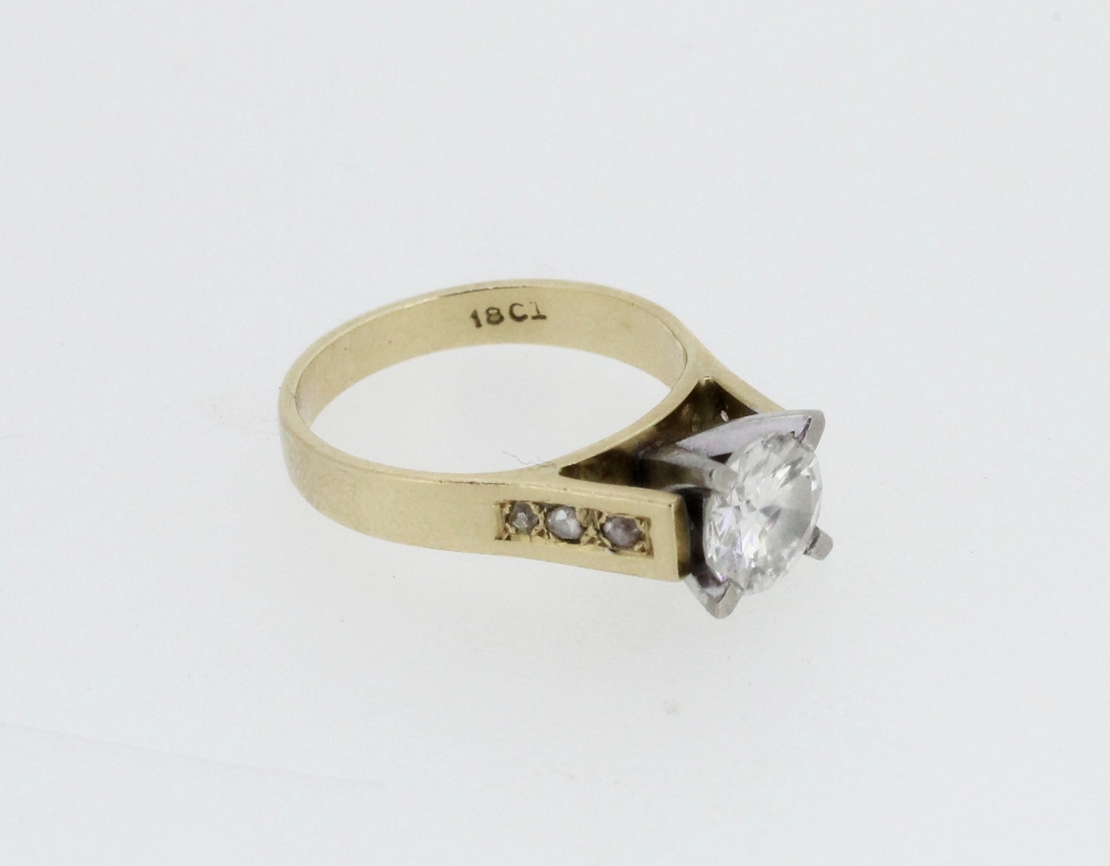 18ct yellow gold diamond solitaire ring, the round cut diamond in a white gold Tiffany style - Image 3 of 4