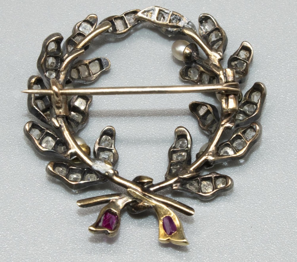 Yellow and white metal brooch in the form of a wreath set with diamonds and pearls, with ruby set - Image 2 of 3