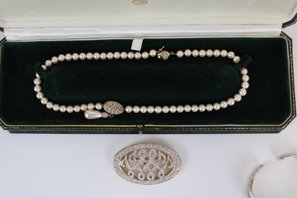 Harrods Duchess of Windsor collection Pearl necklace and matching brooch in original cases - Image 2 of 2