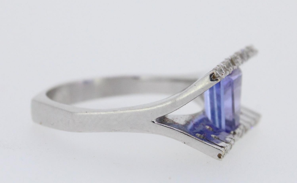 Modernist amethyst and white metal designer dress ring, the tapered baguette cut amethyst - Image 4 of 5