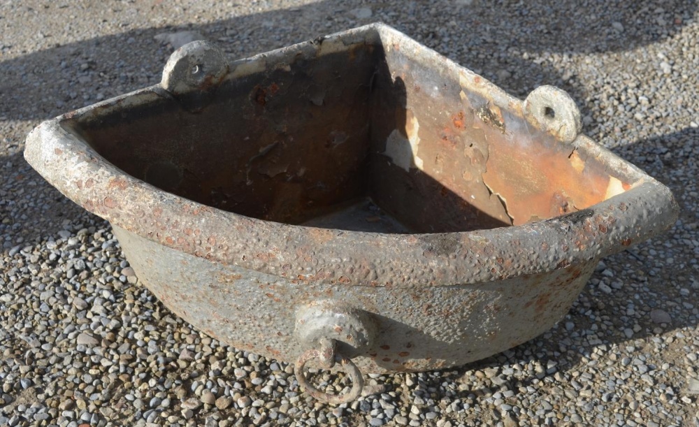 Cast metal corner trough with ring