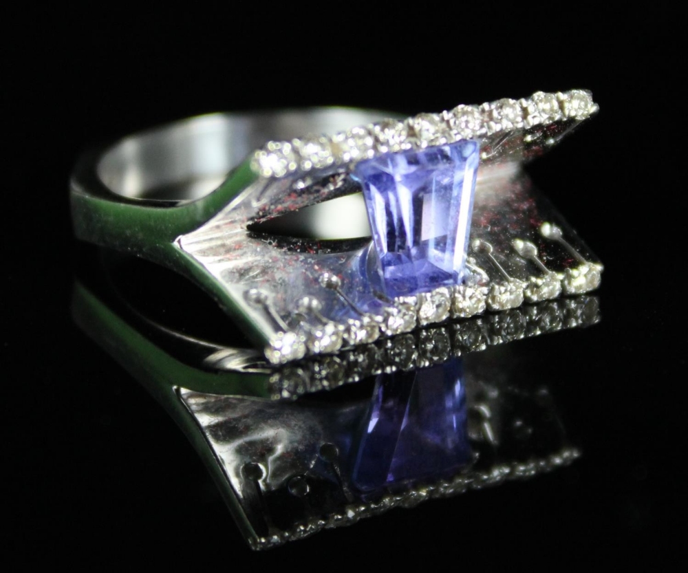 Modernist amethyst and white metal designer dress ring, the tapered baguette cut amethyst - Image 2 of 5