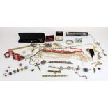 Collection of costume jewellery incl. Navajo silver rings, micromosaic bracelet etc (qty)