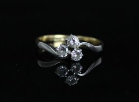 18ct gold three stone diamond ring, the three brilliant cut diamonds claw set on scrolled platinum