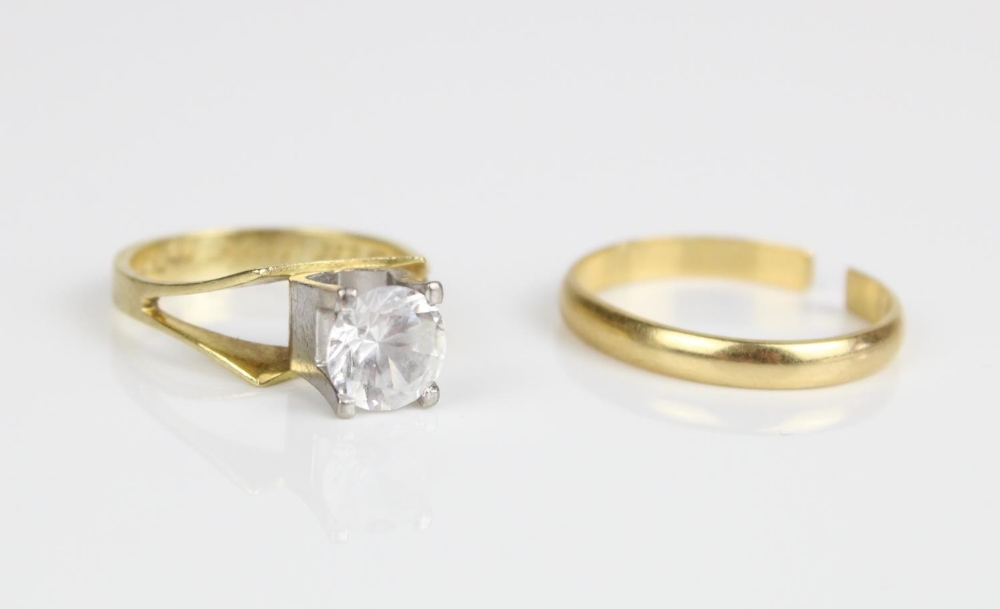 18ct yellow gold ring set with clear stone in white metal mount and an 18ct yellow gold band,