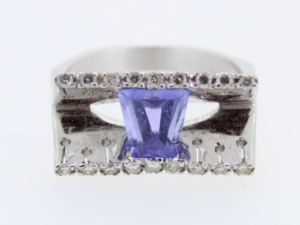 Modernist amethyst and white metal designer dress ring, the tapered baguette cut amethyst - Image 3 of 5