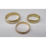 Three 9ct yellow gold wedding bands, all stamped 375, sizes U, J1/2, K1/2, gross 6.4g