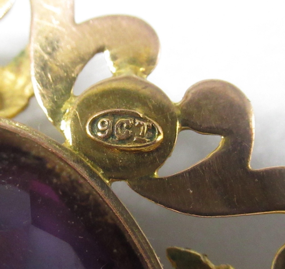 9ct yellow gold brooch set with large central oval cut amethyst, the border decorated with foliage - Image 2 of 2
