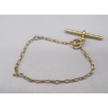 18ct yellow gold T bar, stamped 18, 5.6g, and a 9ct yellow gold bracelet, stamped 375, 0.6g