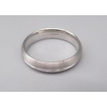 18ct white gold wedding band, size T, stamped 750, 7.2g