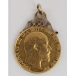 Edw. VII 1902 gold £2 Coronation coin on fixed yellow metal pendant mount, gross 16.7g
