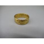 22ct yellow gold band ring with cut out foliage design, stamped 22, size O, 6.3g