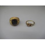 9ct yellow gold ornate signet ring set with Roman intaglio stye face (A/F), stamped 375, size M1/