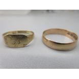 9ct yellow gold signet ring with engraved P to face, size N, and a 9ct yellow gold wedding band,