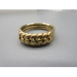 18ct yellow gold ring with braid detail, stamped 18, size Q, 7.1g