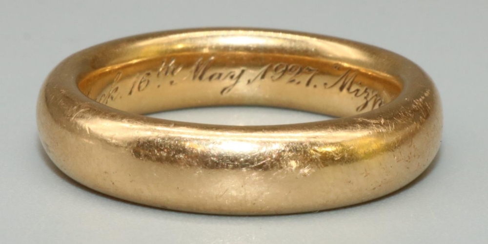 18ct yellow gold wedding band, inscription to interior 'Bell to Jack 16th May 1927 "Mizpah"',