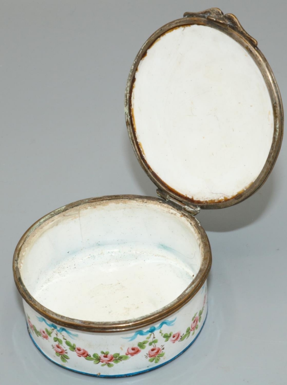 C19th gilt metal mounted white enamel circular box, painted with musical trophies in ribbon tied - Image 2 of 2