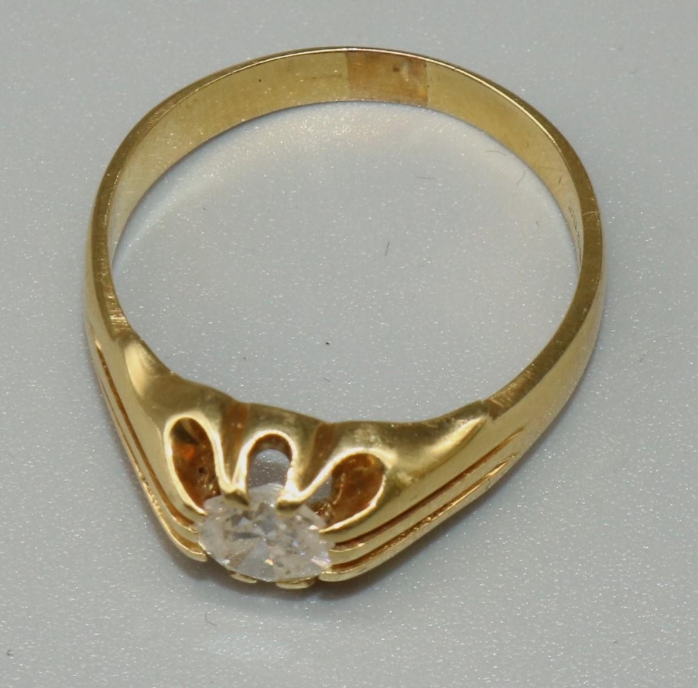 18ct yellow gold solitaire ring, the round cut diamond in claw setting, on grooved shoulders and - Image 2 of 3