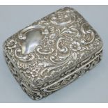 Victorian hallmarked silver rectangular snuff box, all over repousse with scrolls and cartouche,