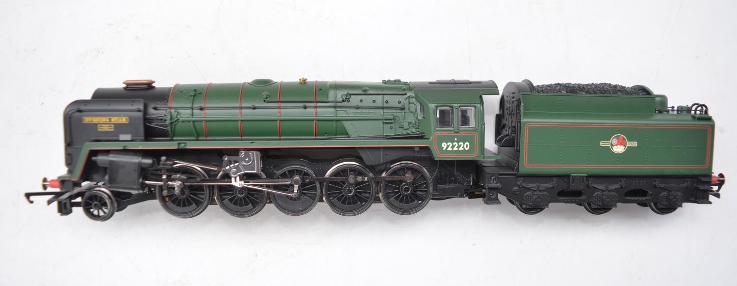 Boxed Hornby OO gauge BR Green 9F 92220 Evening Star electric locomotive with tender (R2785), DCC - Image 2 of 4